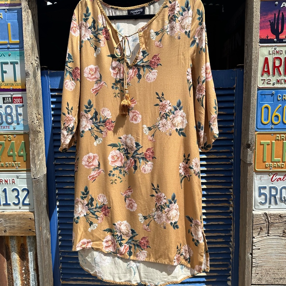 Feathers by Tolani Golden Yellow Floral Dress w/ 3/4 sleeves & high-low hem sz M - Picture 3 of 8
